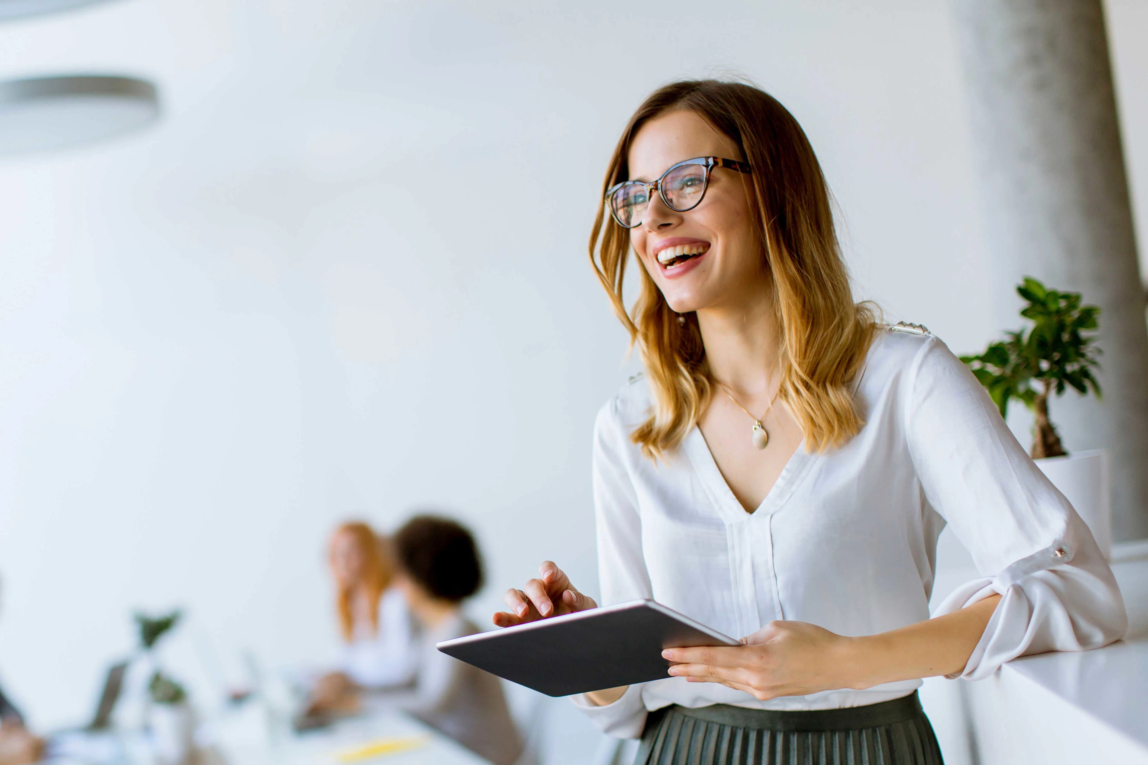 Frau mit Tablet in einem Meeting