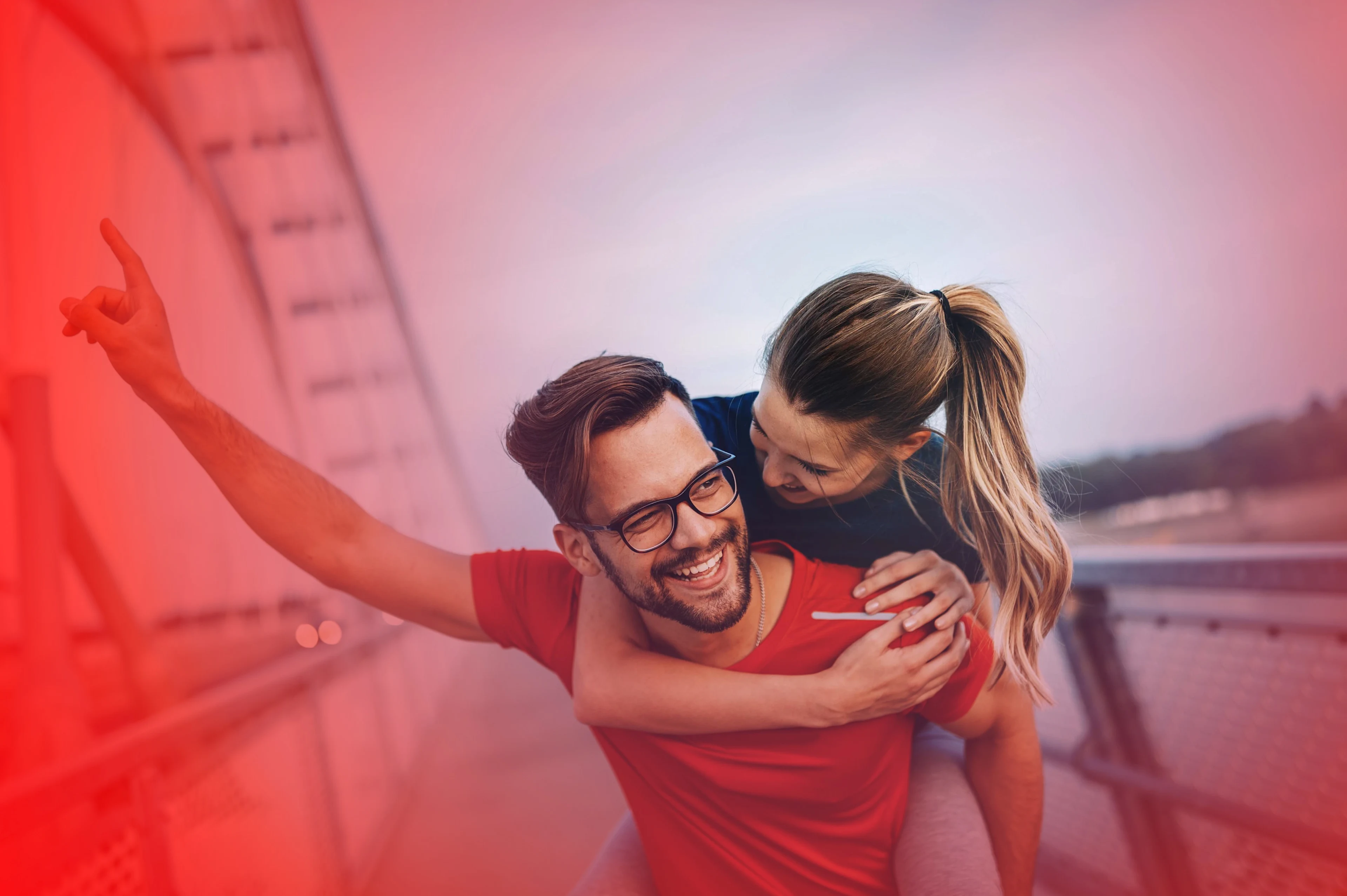 Mann mit Frau Huckepack